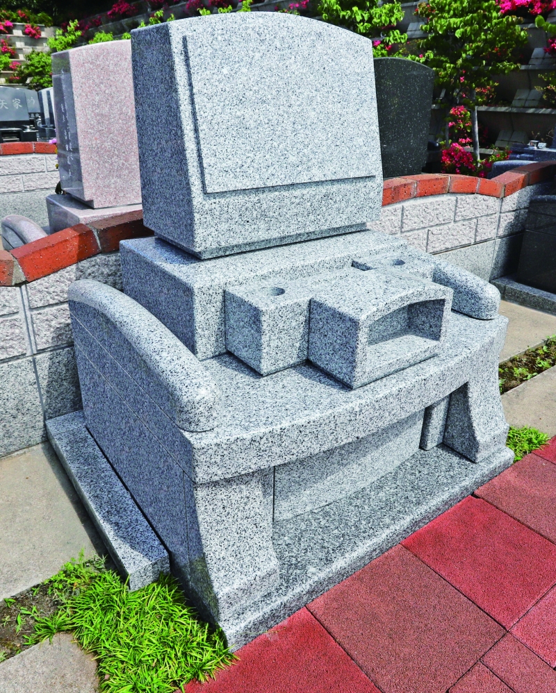 背面がブロックとレンガで出来ていて、墓石を囲う羽目付きになっております。