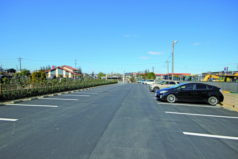 大型の平置き駐車場です。